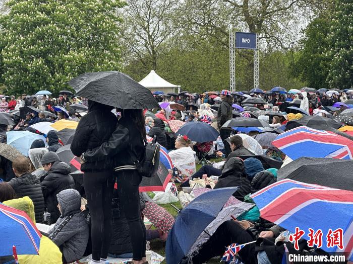 當(dāng)?shù)貢r間5月6日，英國國王查爾斯三世的加冕儀式舉行。民眾雨中觀看儀式?！W陽開宇 攝