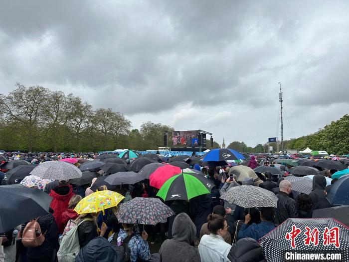 當(dāng)?shù)貢r間5月6日，英國國王查爾斯三世的加冕儀式舉行。民眾雨中觀看儀式?！W陽開宇 攝