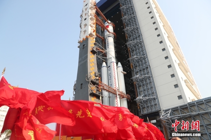 圖為轉(zhuǎn)運現(xiàn)場。攝影 邱立軍 黃國暢
