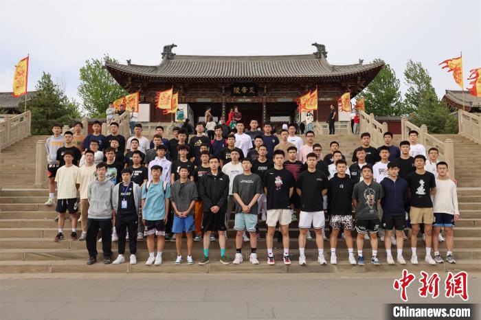 比賽結(jié)束后，兩岸學(xué)生參訪高平炎帝陵?！≈鬓k方供圖