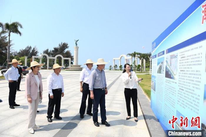 圖為蔡達峰一行了解北海銀灘景區(qū)改造提升工程情況?！×趾?攝