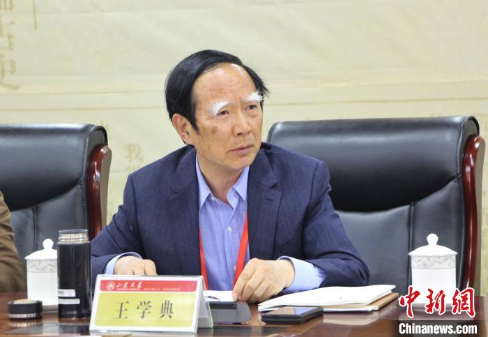 山東大學(xué)儒學(xué)高等研究院執(zhí)行院長(zhǎng)、《文史哲》雜志主編王學(xué)典主持首場(chǎng)主題發(fā)言。　趙曉 攝