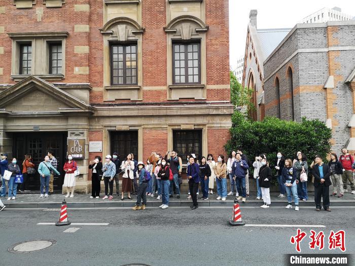 新階層人士走讀“外灘源”?！》队畋?攝