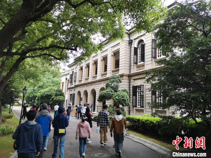 新階層人士參觀英國駐滬領事館?！》队畋?攝