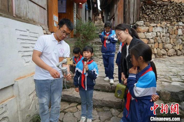 杜曉帆與該中心教師團(tuán)隊積極探索文化遺產(chǎn)方法論，深耕鄉(xiāng)村遺產(chǎn)領(lǐng)域?！?fù)旦大學(xué)國土與文化資源研究中心供圖