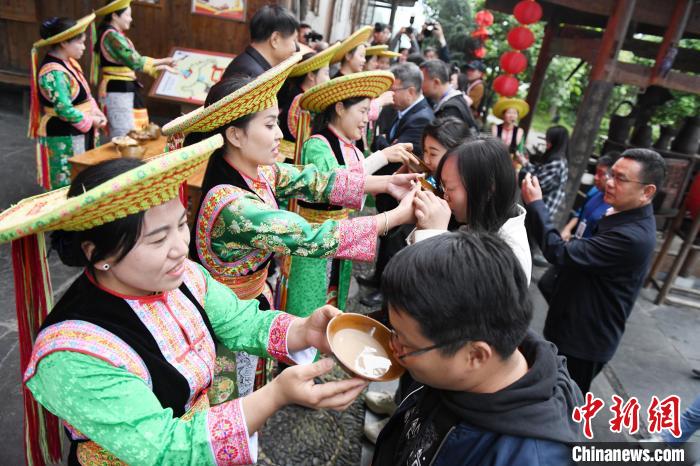 楓香瑤寨村民用攔門酒熱情迎接客人?！钊A峰 攝