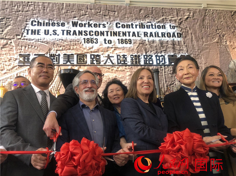 圖為（從右到左）方李邦琴、加州副州長(zhǎng)康依蓮、舊金山市議長(zhǎng)佩斯金、中國(guó)駐舊金山副總領(lǐng)事潘慶江在剪彩。人民網(wǎng)記者 鄧圩攝