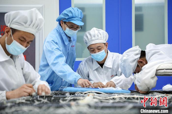 中國電科研究人員開展半剛性太陽電池陣相關(guān)研究測試。　中國電科 供圖