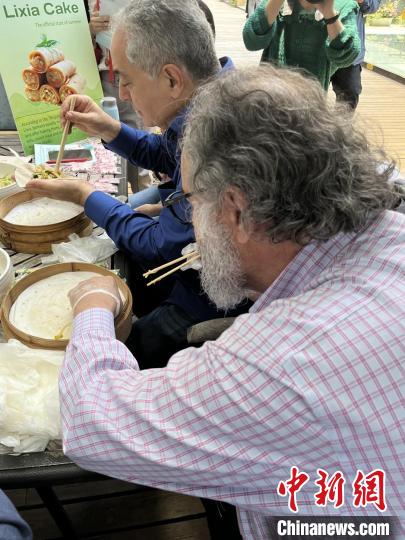 外交官們體驗做立夏餅?！∪A東師范大學供圖
