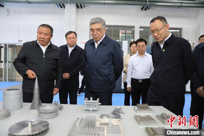 民進(jìn)中央常務(wù)副主席朱永新率調(diào)研組赴四川開(kāi)展重點(diǎn)考察調(diào)研。圖為在四川工程職業(yè)技術(shù)學(xué)院考察調(diào)研。　民進(jìn)中央供圖