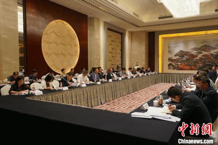 民進(jìn)中央主席蔡達(dá)峰近日率調(diào)研組赴江蘇開(kāi)展重點(diǎn)考察調(diào)研。圖為在調(diào)研座談會(huì)現(xiàn)場(chǎng)?！∶襁M(jìn)中央供圖