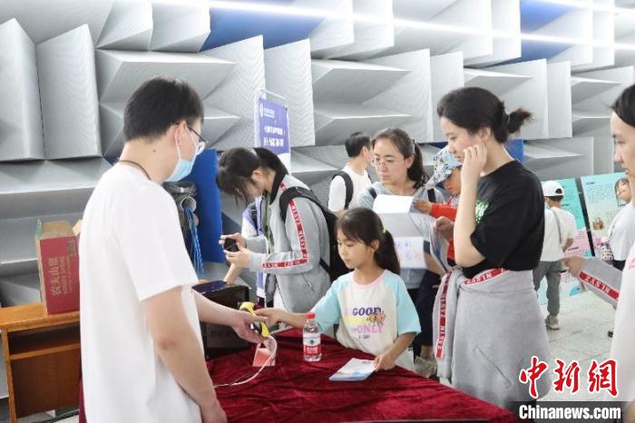 中科院聲學(xué)所公眾科學(xué)日活動(dòng)現(xiàn)場(chǎng)?！≈锌圃郝晫W(xué)所 供圖
