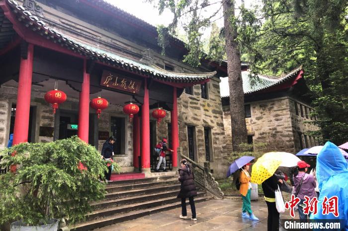 圖為在廬山抗戰(zhàn)博物館外，有不少等待參觀的游客?！蛆i泉 攝
