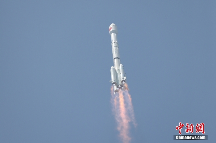 5月17日10時49分，我國在西昌衛(wèi)星發(fā)射中心用長征三號乙運(yùn)載火箭，成功發(fā)射第五十六顆北斗導(dǎo)航衛(wèi)星。該衛(wèi)星屬地球靜止軌道衛(wèi)星，是我國北斗三號工程的首顆備份衛(wèi)星。入軌并完成在軌測試后，將接入北斗衛(wèi)星導(dǎo)航系統(tǒng)。此次發(fā)射是北斗三號工程高密度組網(wǎng)之后，時隔3年的首發(fā)任務(wù)。朱磊 攝
