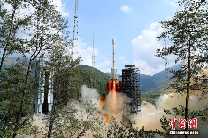 5月17日10時49分，我國在西昌衛(wèi)星發(fā)射中心用長征三號乙運(yùn)載火箭，成功發(fā)射第五十六顆北斗導(dǎo)航衛(wèi)星。該衛(wèi)星屬地球靜止軌道衛(wèi)星，是我國北斗三號工程的首顆備份衛(wèi)星。入軌并完成在軌測試后，將接入北斗衛(wèi)星導(dǎo)航系統(tǒng)。此次發(fā)射是北斗三號工程高密度組網(wǎng)之后，時隔3年的首發(fā)任務(wù)。楊志遠(yuǎn) 攝