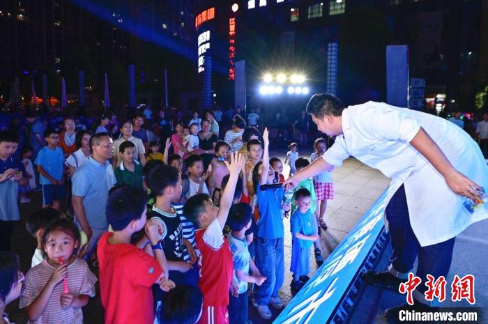 2023年鷹潭市“好奇心”科普節(jié)吸引了不少孩子踴躍參與。　主辦方 供圖