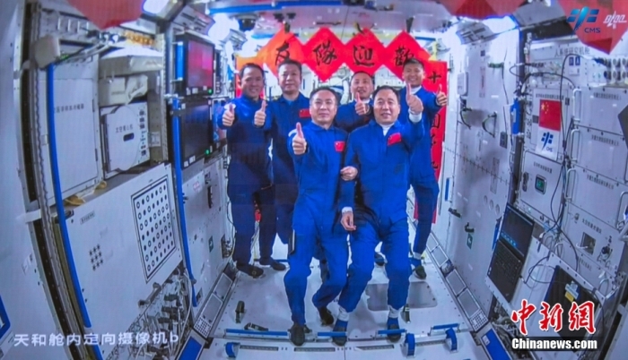圖為神舟十五號(hào)航天員乘組與神舟十六號(hào)航天員乘組“全家福”。中國(guó)載人航天工程辦公室 供圖