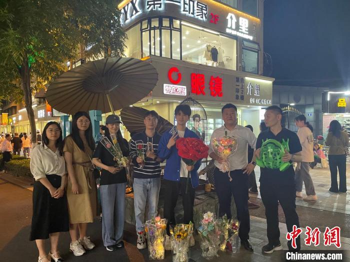 在東陽橫店，宣講團導師、成員與橫店演員(右三)合影。　 東陽市融媒體中心 供圖