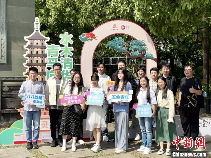 宣講團成員在永康市合影。　呂鈺寧 攝