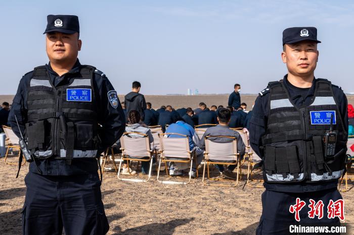 圖為承擔(dān)神舟十六號(hào)載人飛船安保任務(wù)的移民管理警察?！∨ｖ?攝