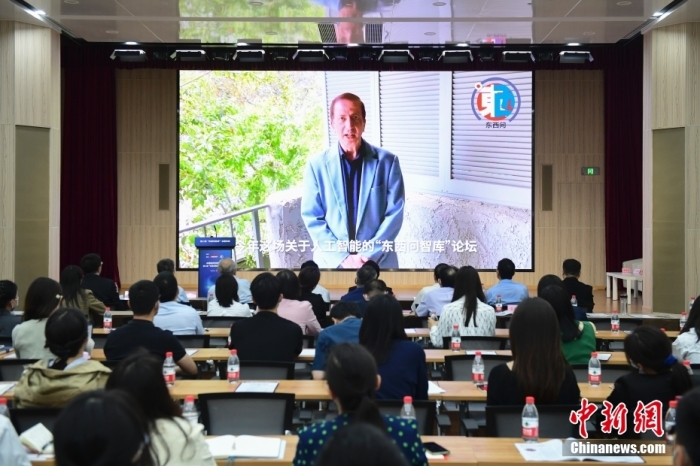5月30日，<a target='_blank' href='/'>中新社</a>第二屆“東西問(wèn)智庫(kù)”主題論壇在北京舉行，多位中外專(zhuān)家圍繞“AI革命與文明進(jìn)化”展開(kāi)討論。圖為美國(guó)加州理工學(xué)院電氣工程和計(jì)算機(jī)科學(xué)教授、人工智能專(zhuān)家亞瑟·阿布-穆斯塔法通過(guò)視頻在論壇上作主旨演講。<a target='_blank' href='/'>中新社</a>記者 田雨昊 攝