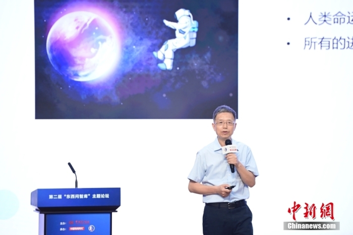 5月30日，<a target='_blank' href='/'>中新社</a>第二屆“東西問(wèn)智庫(kù)”主題論壇在北京舉行，多位中外專(zhuān)家圍繞“AI革命與文明進(jìn)化”展開(kāi)討論。圖為北京大學(xué)新聞與傳播學(xué)院教授胡泳在論壇上作主旨演講。<a target='_blank' href='/'>中新社</a>記者 田雨昊 攝