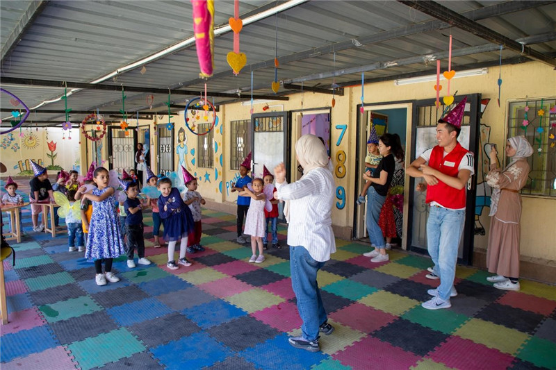 圖為中埃青年志愿者在埃及新開羅幼兒園開展“志愿服務(wù)伴成長，中埃攜手慶六一”活動。中建埃及分公司供圖
