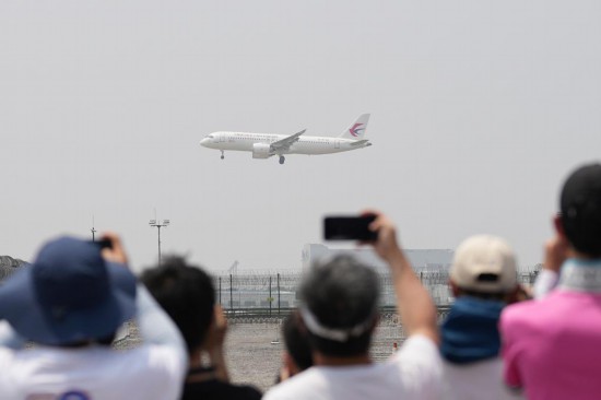 5月28日，C919首個商業(yè)航班東航MU9191飛抵北京首都國際機場。新華社記者鞠煥宗攝