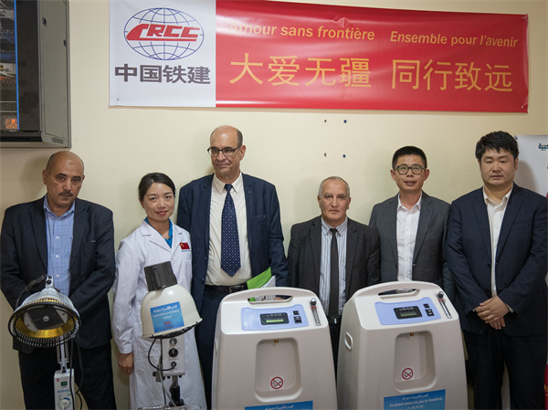 中國鐵建阿爾及利亞公司向當?shù)蒯t(yī)院捐贈醫(yī)療物資。鐵建國際供圖