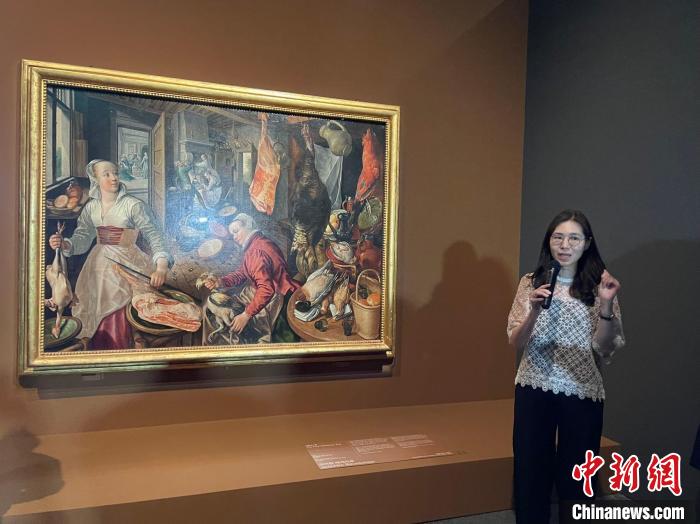 當(dāng)?shù)貢r(shí)間6月1日，韓國(guó)國(guó)立中央博物館講解員在向游客講解畫(huà)作。　萬(wàn)佳欣 攝