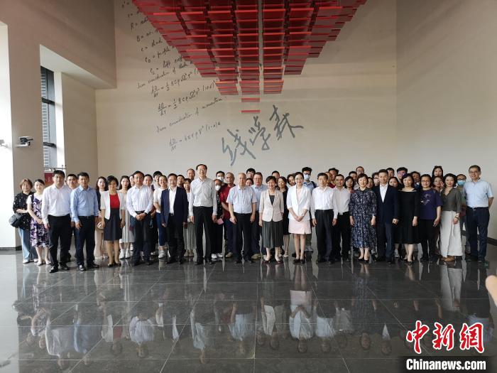 上海僑界人士參觀上海交通大學(xué)錢學(xué)森圖書館?！》队畋?攝