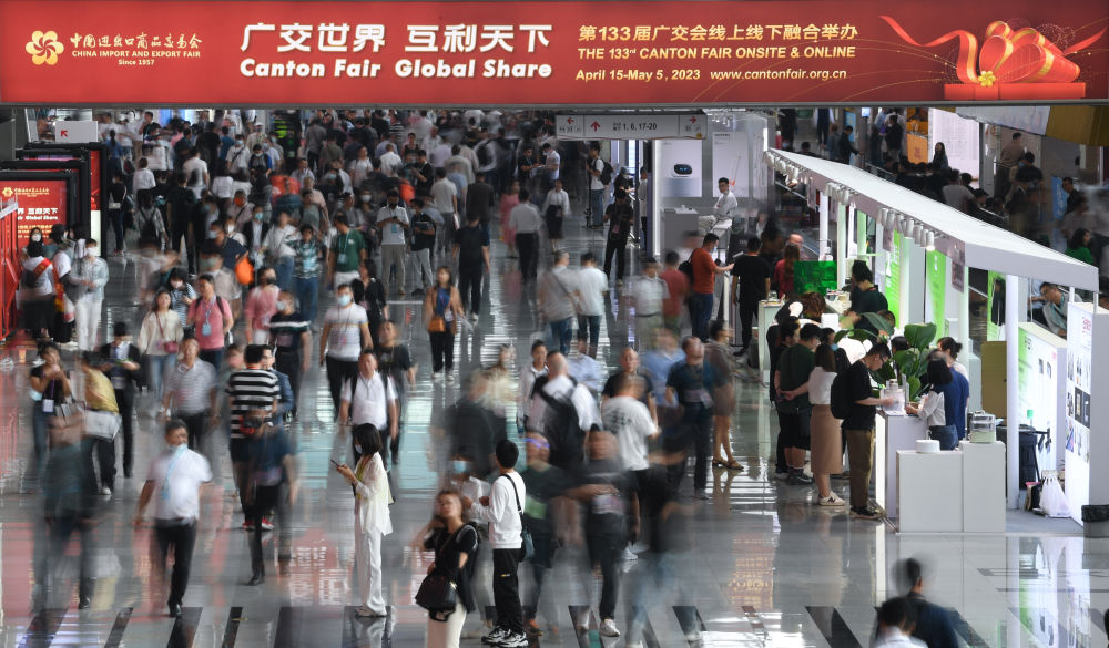 這是4月15日拍攝的廣交會現(xiàn)場。第133屆中國進出口商品交易會（廣交會）全面恢復線下展，吸引220多個國家和地區(qū)的數(shù)十萬采購商報名參會。新華社記者 鄧華 攝