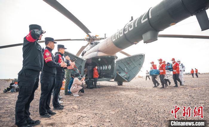 圖為阿拉善邊境管理支隊(duì)民警目送航天員登機(jī)離開?！缇?攝