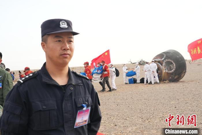 圖為阿拉善邊境管理支隊(duì)民警在著陸場(chǎng)開展安保工作。　張杰 攝