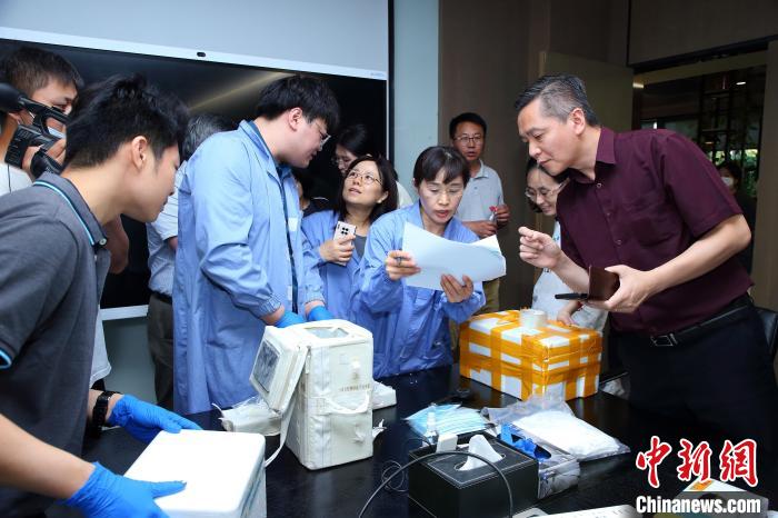 科研人員清點(diǎn)、查看隨神舟十五號(hào)返回地面的空間科學(xué)實(shí)驗(yàn)樣品。　中科院空間應(yīng)用中心 供圖