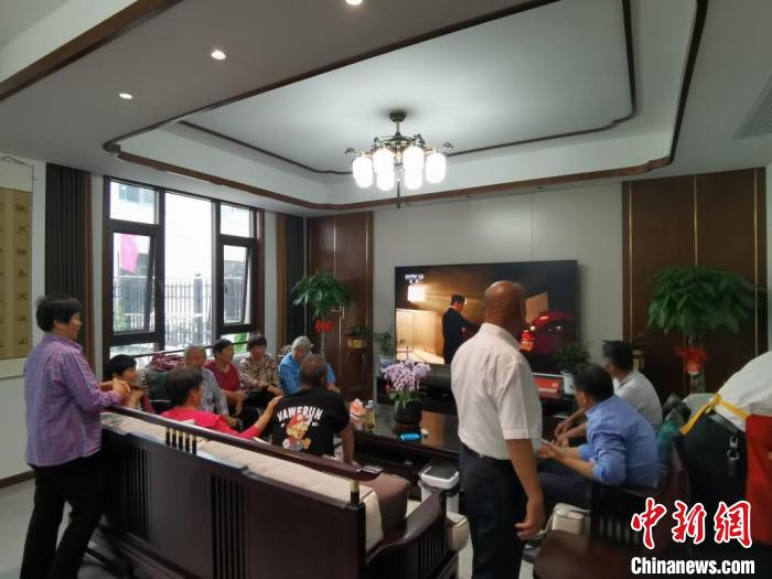 親友們集中在費俊龍家中觀看返程的視頻?！＄娚?攝