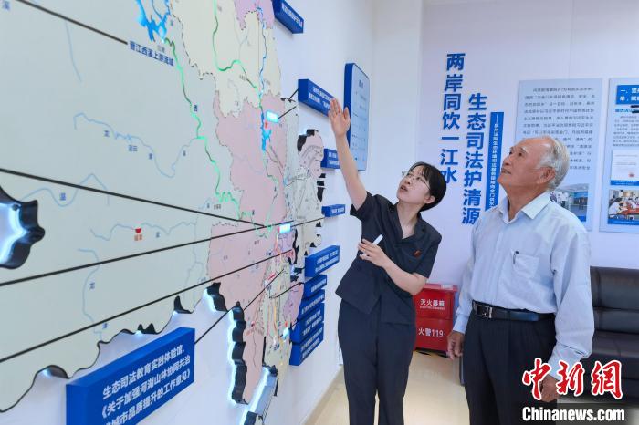 金門同胞參觀金門供水水源生態(tài)司法保護基地?！O虹 攝