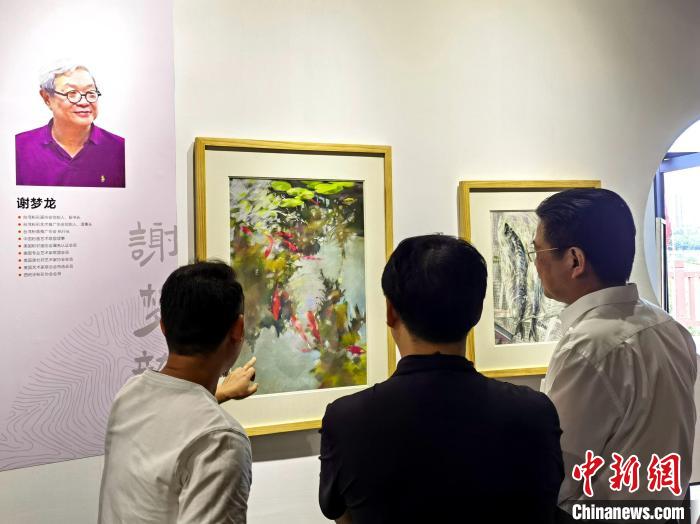 “求同存藝——海峽兩岸藝術(shù)家畫展”展出百余幅兩岸藝術(shù)家畫作?！「毒窜?攝