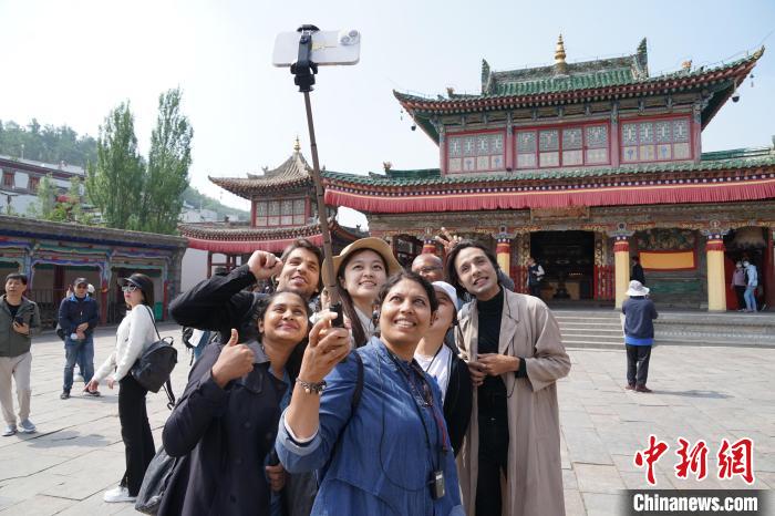 圖為外國記者在塔爾寺合影?！●R銘言 攝