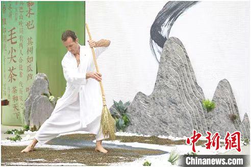 圖為《信陽(yáng)毛尖·茶舞》沉浸式藝術(shù)表演?！⌒抨?yáng)市委宣傳部供圖