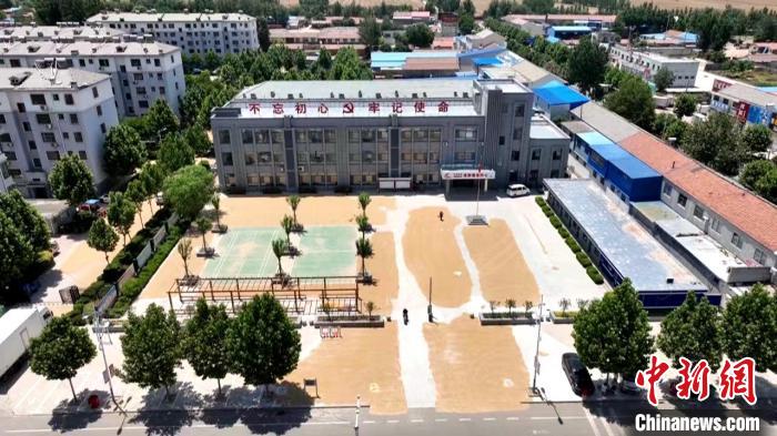 德州陵城區(qū)開放1297處鎮(zhèn)村公共場地，緩解農(nóng)民曬糧難題。　陵城區(qū)委宣傳部供圖