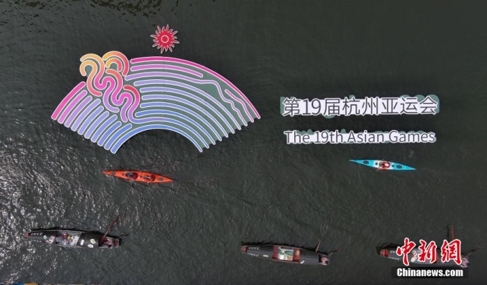資料圖為烏篷船和皮劃艇從杭州亞運(yùn)會(huì)標(biāo)識(shí)前劃過。王剛 攝