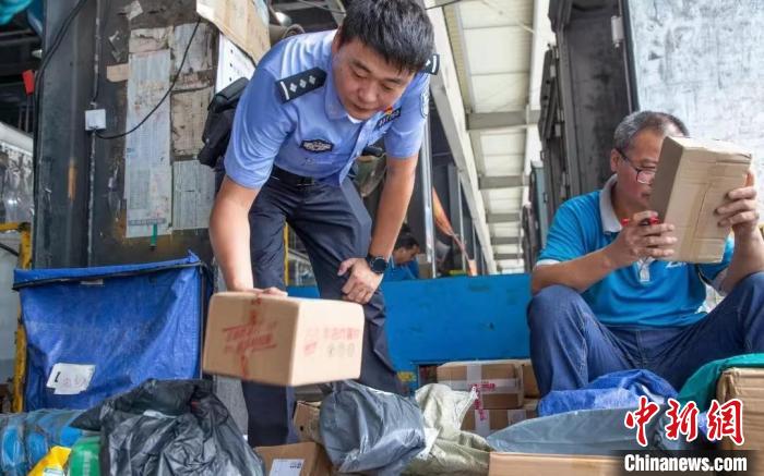 肥東縣公安局針對劇毒化學品和易制爆危險化學品生產(chǎn)企業(yè)開展安全檢查工作?！『戏示焦﹫D