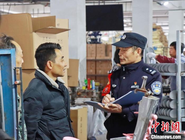3月30日，大興派出所民警來到轄區(qū)中小企業(yè)，開展“為民為企為項目”走訪活動。　合肥警方供圖