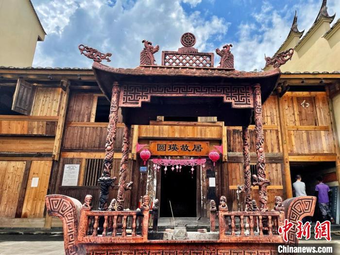 臺灣上趣開新團隊入駐古田縣平湖鎮(zhèn)端上村，以“圓瑛法師故里”為主題打造愛國禪意村?！吻汕?攝