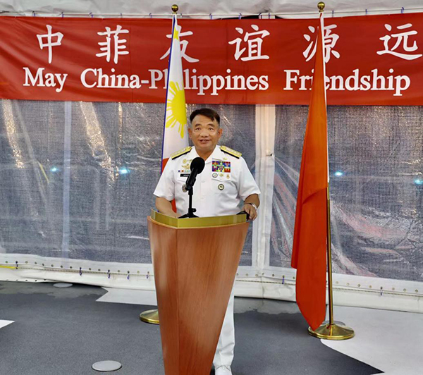 菲海軍司令阿達(dá)奇代表菲馬科斯總統(tǒng)歡迎“戚繼光”艦到訪。中國(guó)駐菲律賓大使館供圖