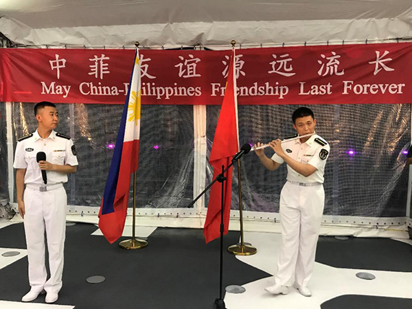 艦上官兵表演歌舞、民樂(lè)、武術(shù)等節(jié)目。中國(guó)駐菲律賓大使館供圖