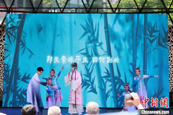 開(kāi)幕式上舞臺(tái)展演之一《水舞昆韻》。