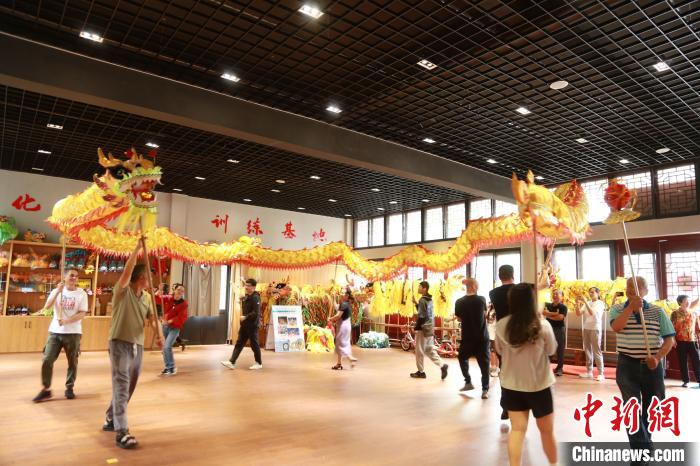 臺胞臺屬體驗舞龍?！≈芪的裙﹫D