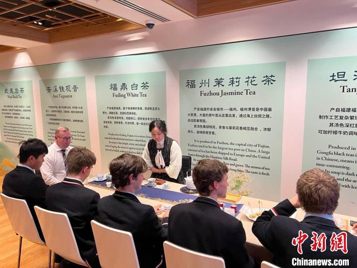 澳大利亞悉尼中學(xué)生參加“茶和天下”雅集文化體驗(yàn)活動(dòng)。　顧時(shí)宏 攝